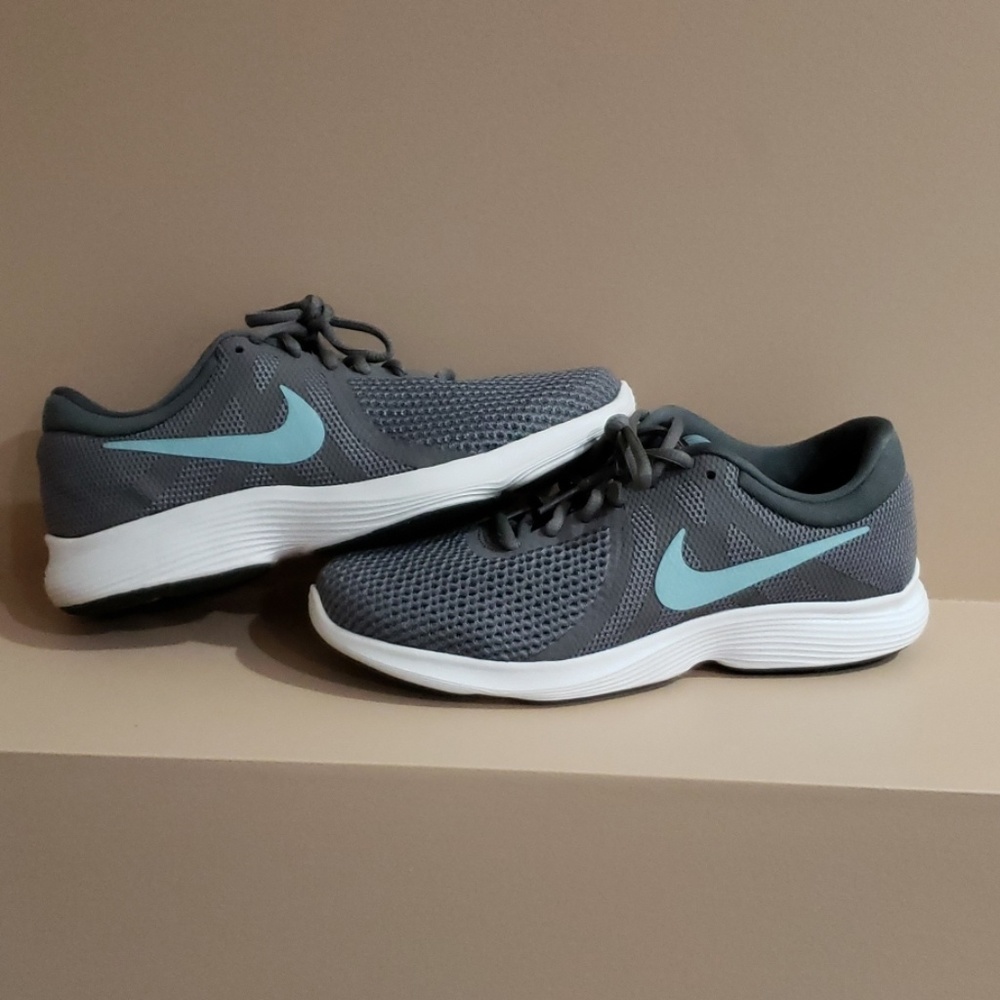 Women's size 8.5 Nike gym shoe